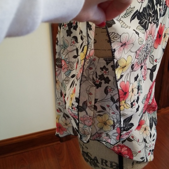 Urban Outfitters drapey floral shirt - Picture 3 of 6